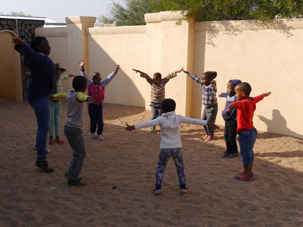  Kinder machen Sport mit der Lehrerin